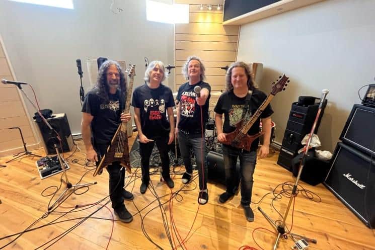 I quattro membri della band metal canadese Voivod in sala prova con chitarre, basso e microfono